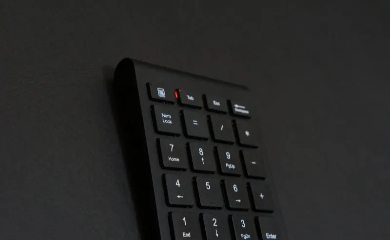 Belis wireless numeric keypad LED — red light on while powered