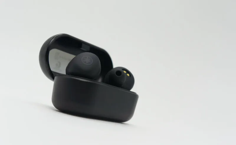 YAMAHA TW-E3A charging case closed, full overview