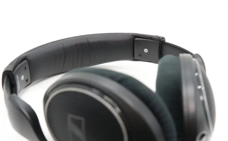 Sennheiser HD 598 SR, top view with the L / R markings