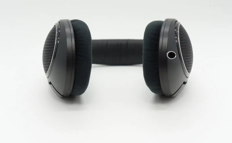 Sennheiser HD 598 SR, bottom view with the cable jack