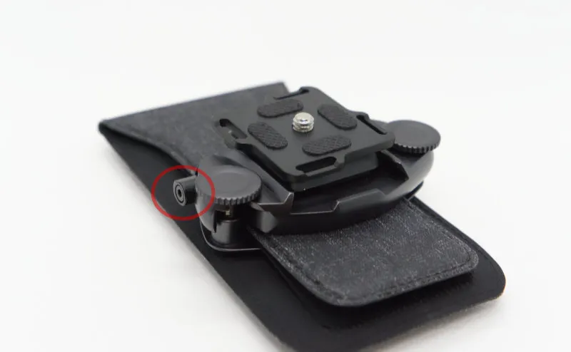 Peak Design plate sliding into the Capture